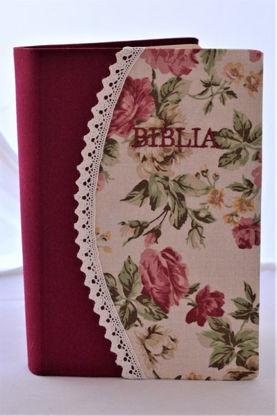 Biblia handmade, model 33, marime medie, coperta tare textila, margini aurii, index, cuv. lui Isus cu rosu [SI 057 HM]