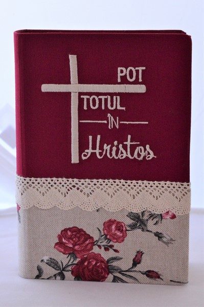 Biblia handmade, marime medie, coperta flexibila textila, bordo cu motiv floral, margini aurii - Pot totul in Hristos [SI 052 HM]
