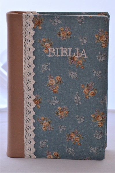 Biblia handmade, marime medie, coperta flexibila textila, maro cu motiv floral, margini aurii [SI 052 HM]