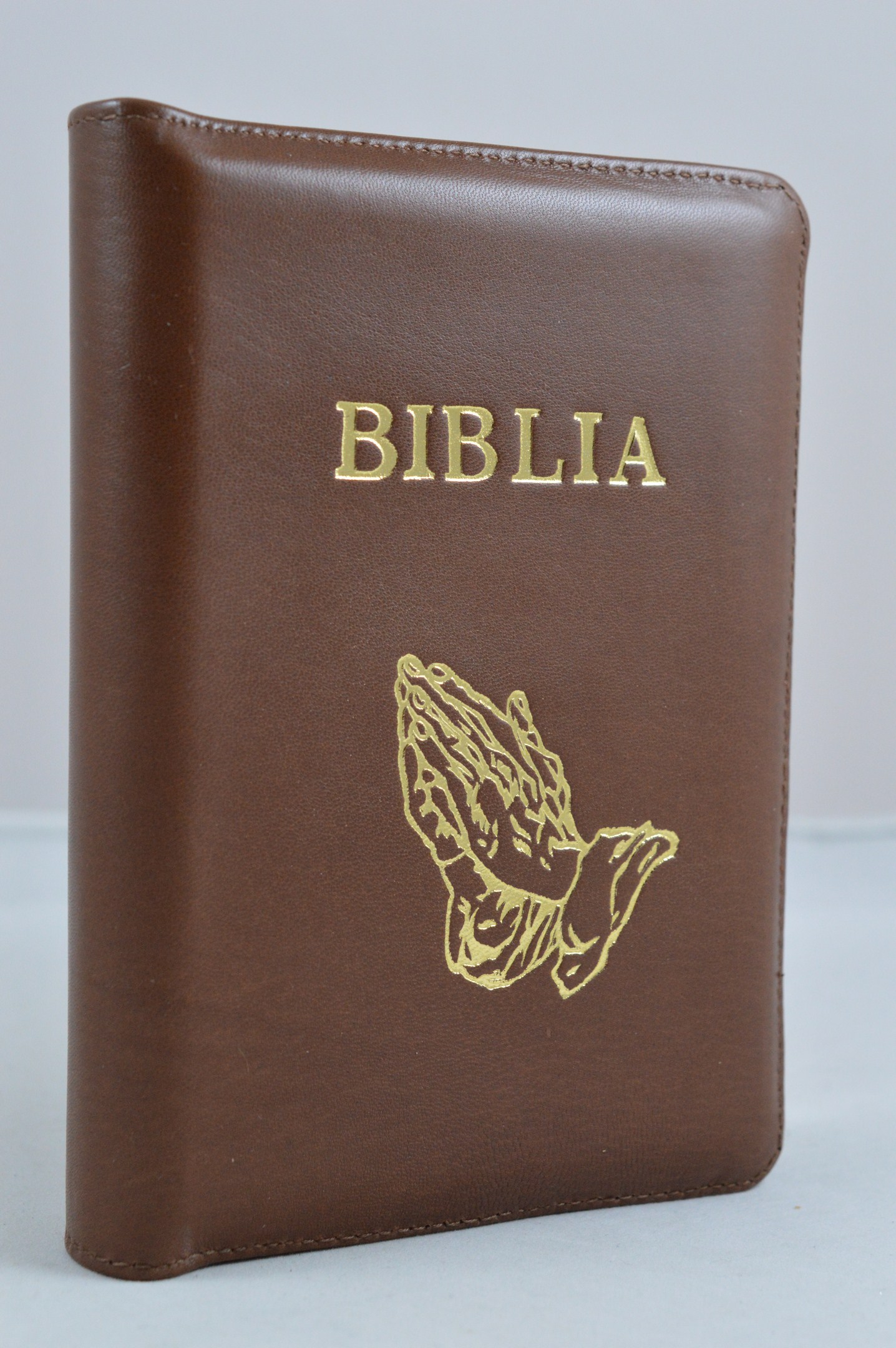 Biblie din piele, mica,maro cu maini, fermoar, aurita, cuv. lui Isus in rosu si index [047 pfi]