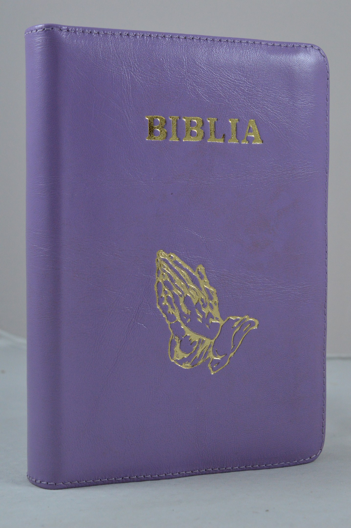 Biblia din piele, marime medie, mov, fermoar, simbol maini in rugaciune, cuv. lui Isus cu rosu [053]