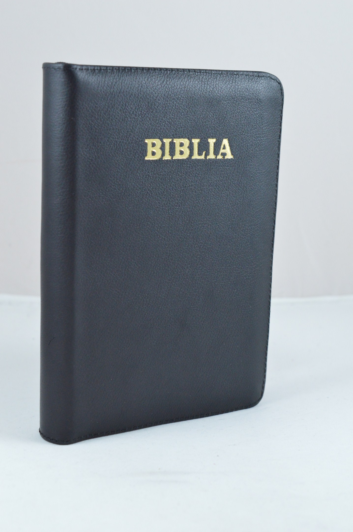 Biblie marime medie, piele, culoare, negru, fermoar, index, margini argintii, hărți, cuv. lui Isus cu roșu [057]