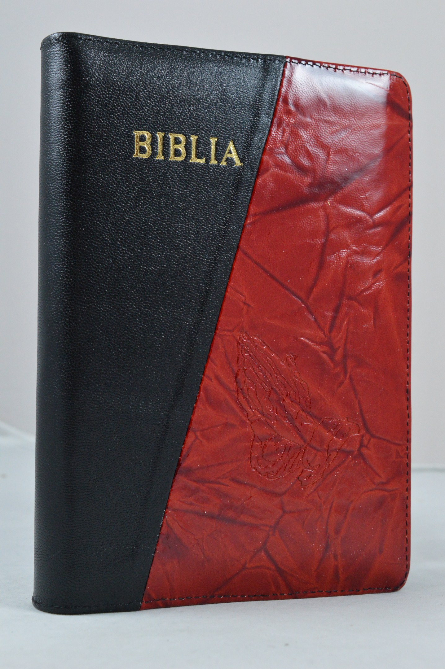 Biblia din piele, marime medie, negru cu rosu , fermoar, simbol maini in rugaciune, cuv. lui Isus cu rosu [053]