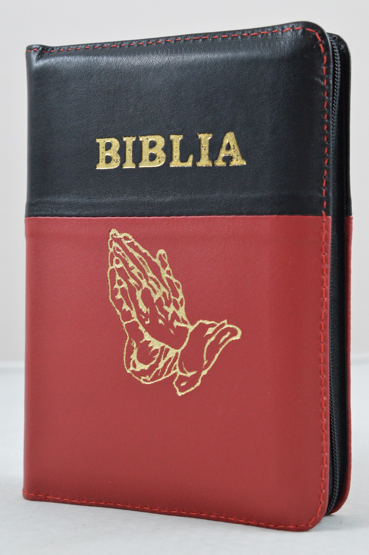 Biblie din piele, dimensiune mica, rosu cu negru, fermoar, simbol maini in ruga, cuv. lui Isus in rosu [043 A]