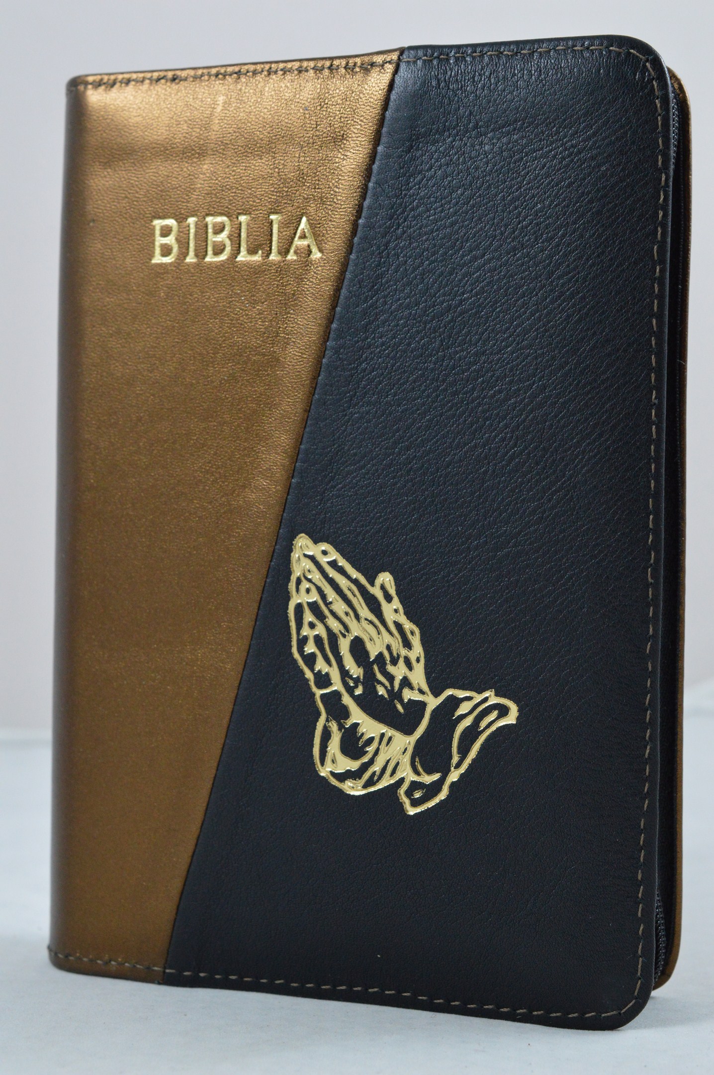 Biblia din piele, marime medie, maro aramiu/negru , fermoar, simbol maini in ruga, cuv. lui Isus cu rosu [053]