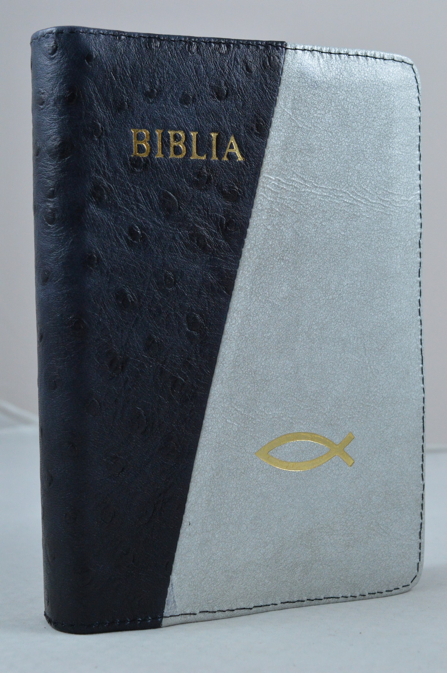 Biblia din piele, marime medie, negru cu model/gri, fermoar, simbol peste, cuv. lui Isus cu rosu [053]
