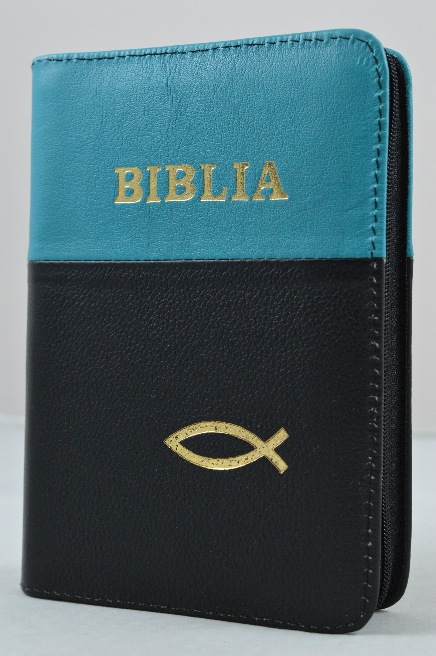 Biblie din piele, dimensiune mica, negru cu albastru turcoaz, fermoar, simbol peste, cuv. lui Isus in rosu [043 A]