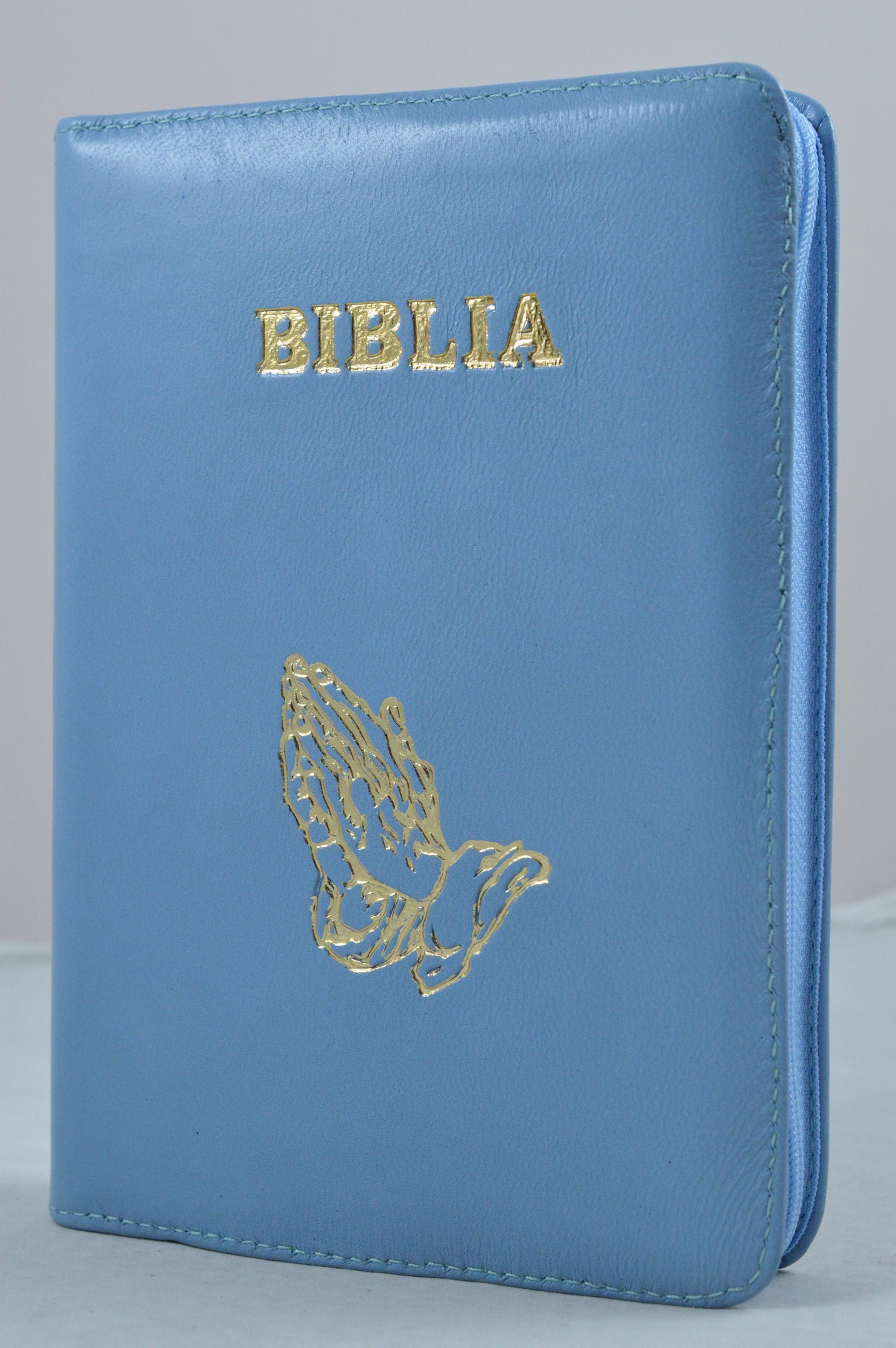 Biblia din piele, marime medie,  albastru deschis , fermoar, simbol maini in ruga, margini albe, cuv. lui Isus cu rosu [053]