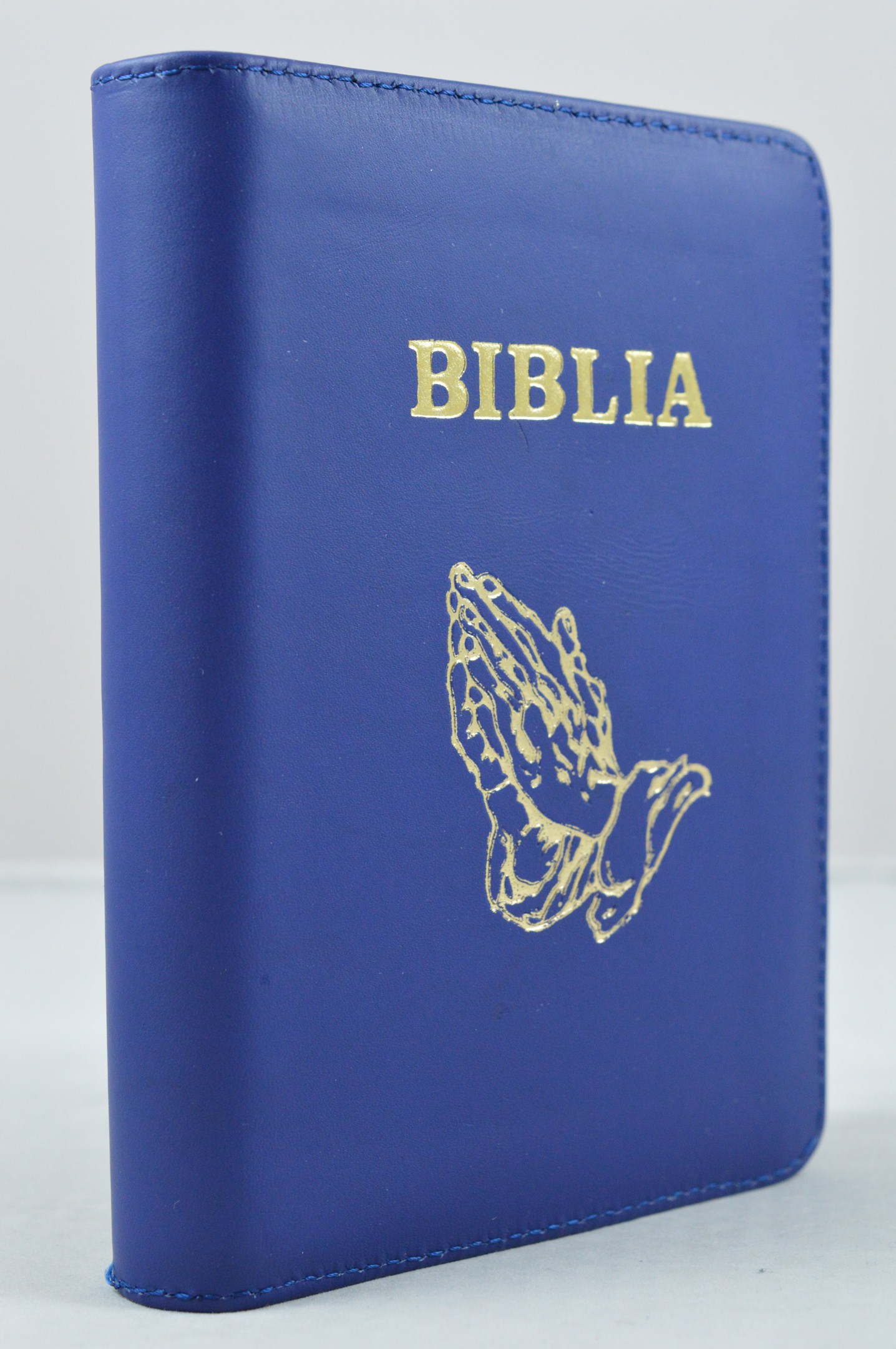 Biblia format mic, din piele, culoare albastru inchis, index, fermoar, margini aurii,simbolul maini in ruga, cuv. lui Isus in rosu [047 PFI]