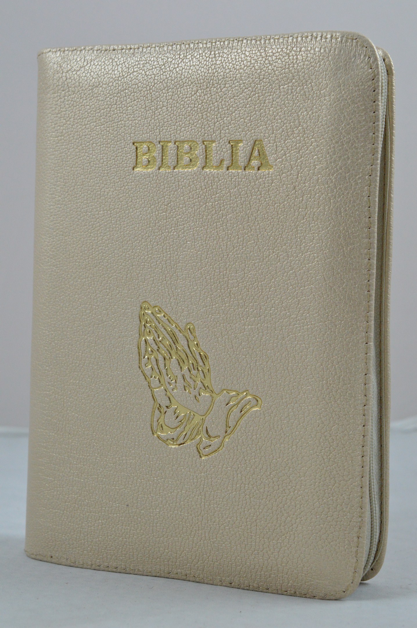Biblia din piele, marime medie, bej sidefat, fermoar, simbol maini in rugaciune, cuv. lui Isus cu rosu [053]