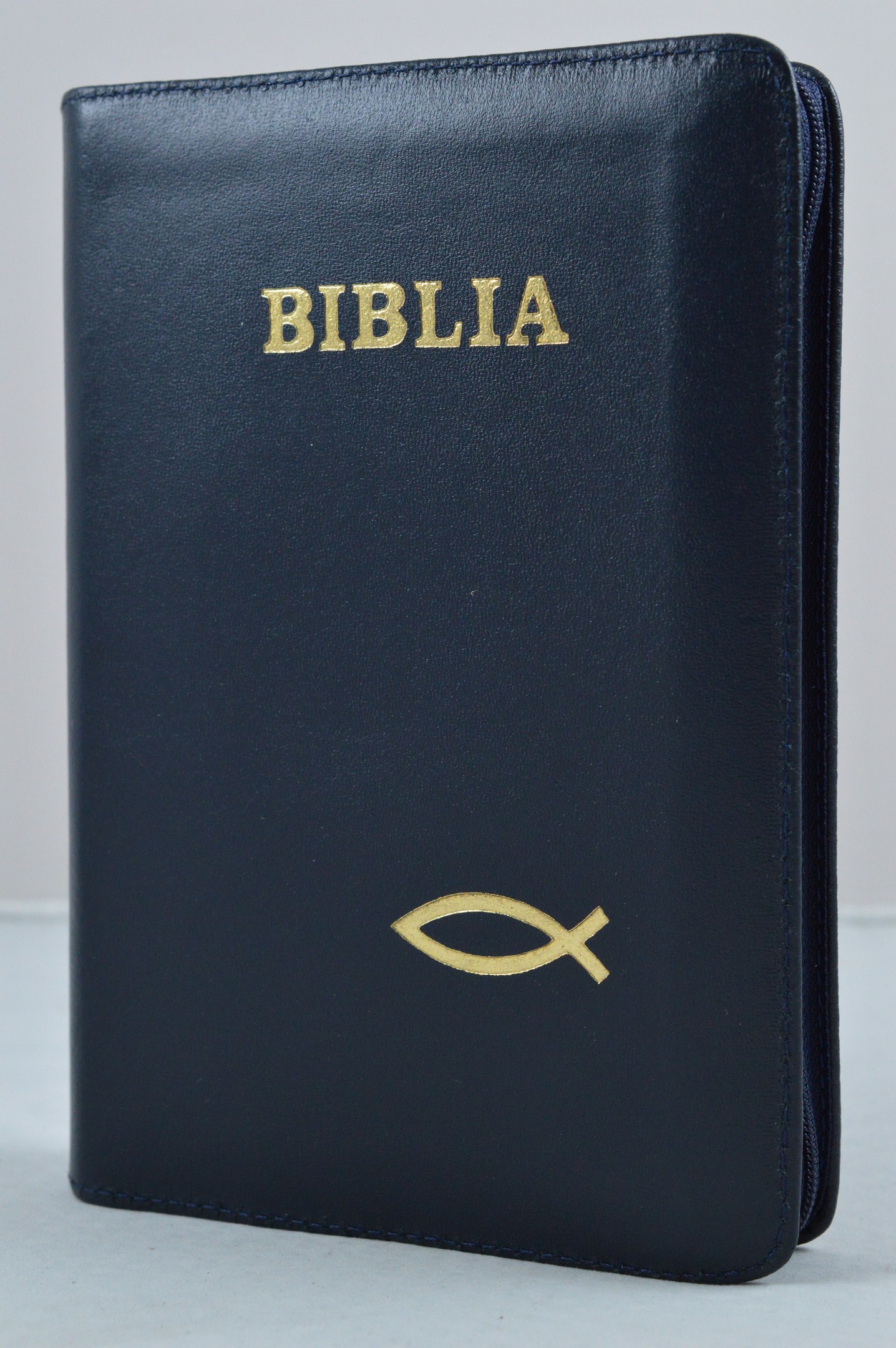 Biblia din piele, marime medie,  albastru inchis, fermoar, simbol peste, cuv. lui Isus cu rosu [053]