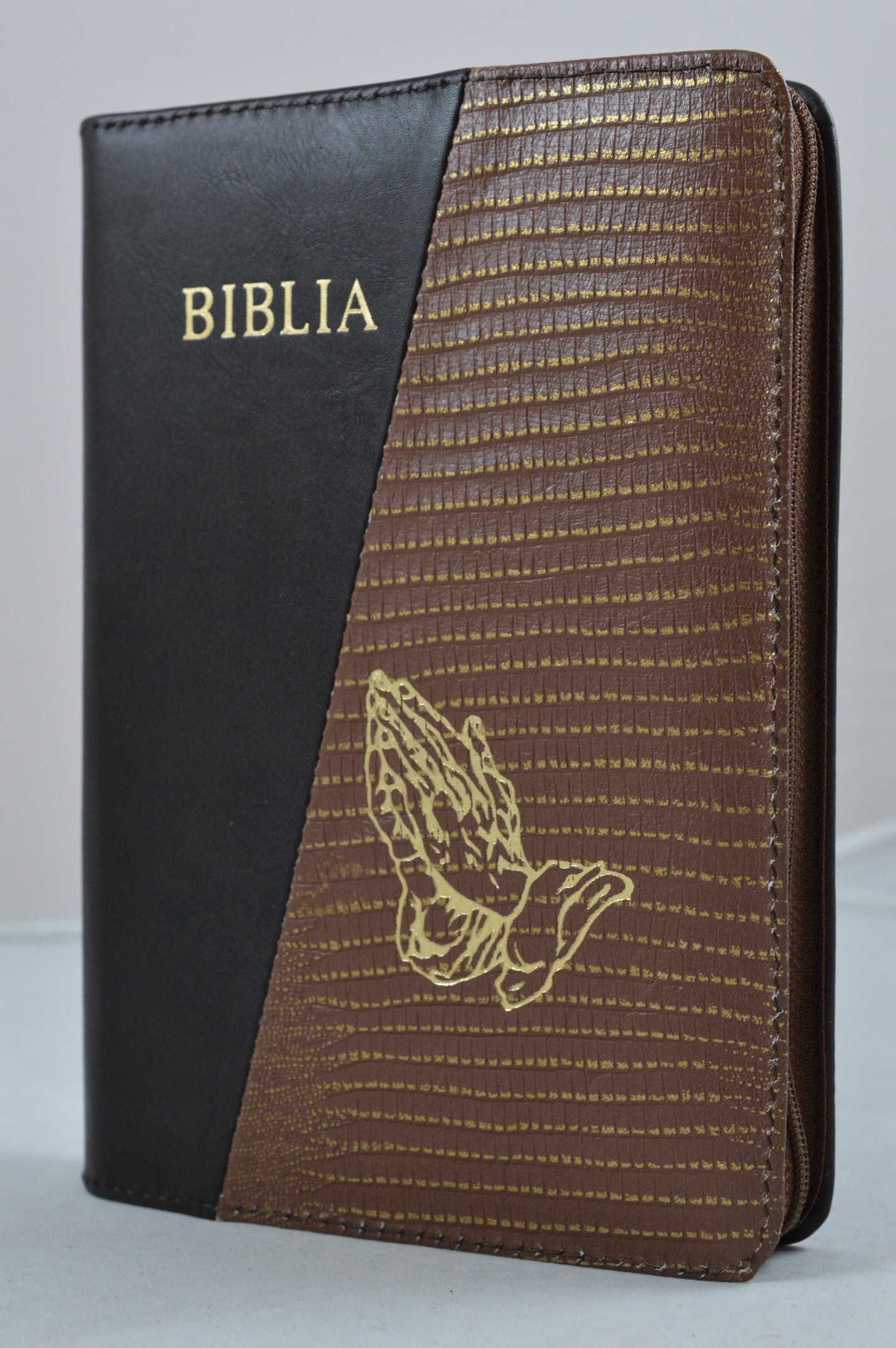 Biblia din piele, marime medie, maro inchis/maro auriu , fermoar, simbol maini in ruga, cuv. lui Isus cu rosu [053]