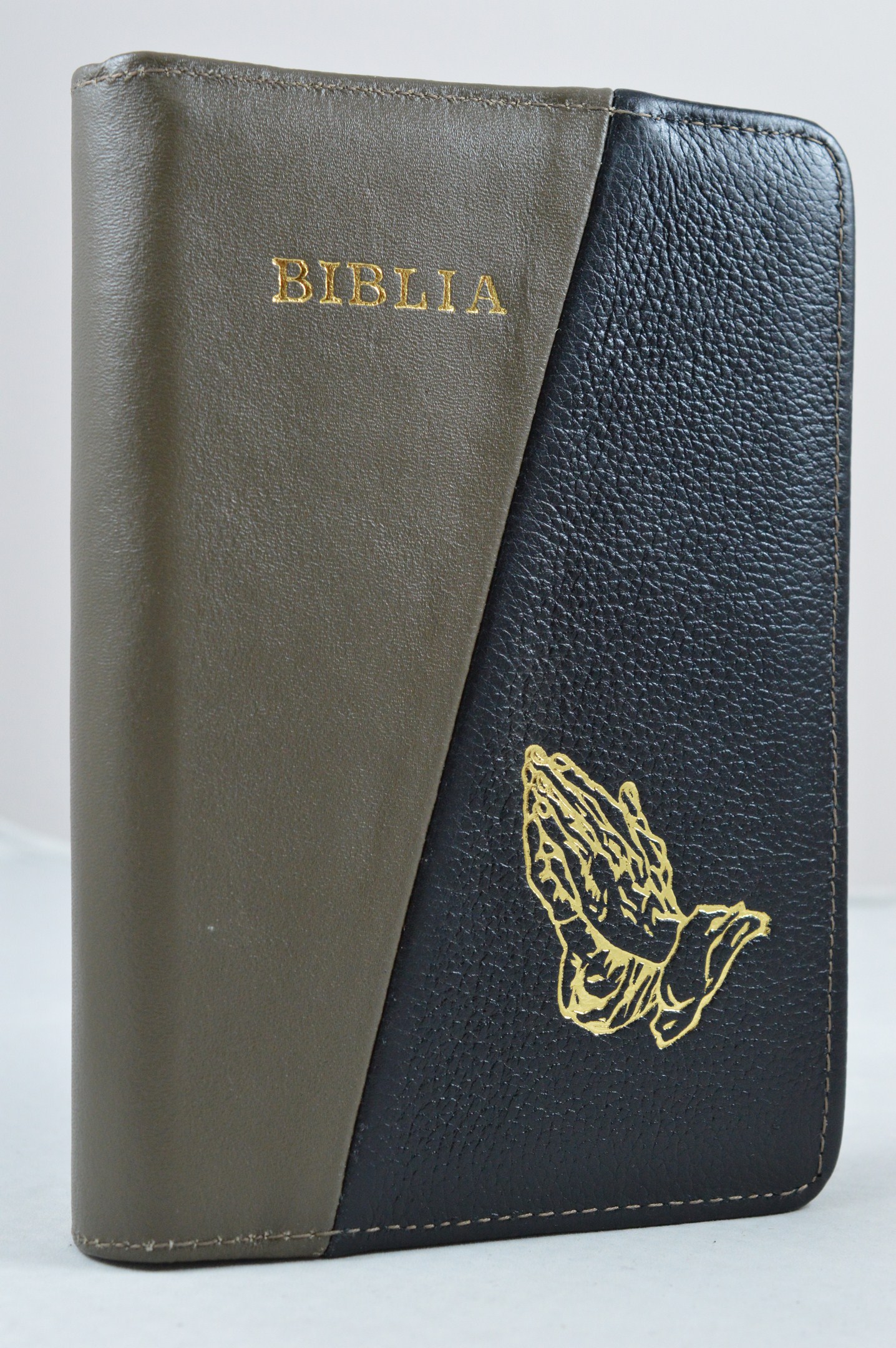 Biblia din piele, marime medie, verde oliv/negru , fermoar, simbol maini in ruga, cuv. lui Isus cu rosu [053]