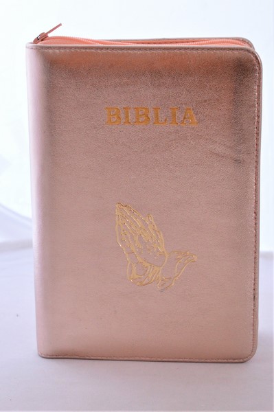 Biblia marime medie, piele, culoare roz coral sidefat, fermoar, cu maini in ruga, cuv. lui Isus cu rosu [053]