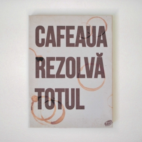Tablou motivational  textil (15x20x2cm)  - Cafeaua rezolva totul Tablou motivational  textil (15x20x2cm)  - Cafeaua rezolva totul