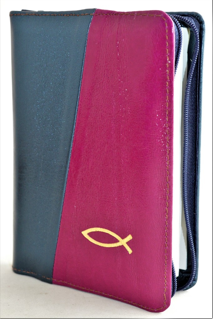 Biblie din piele, mica, culoare bleumarin sidefat / magenta, fermoar, margini albe, simbolul peste, cuv. lui Isus in rosu [043 PF]