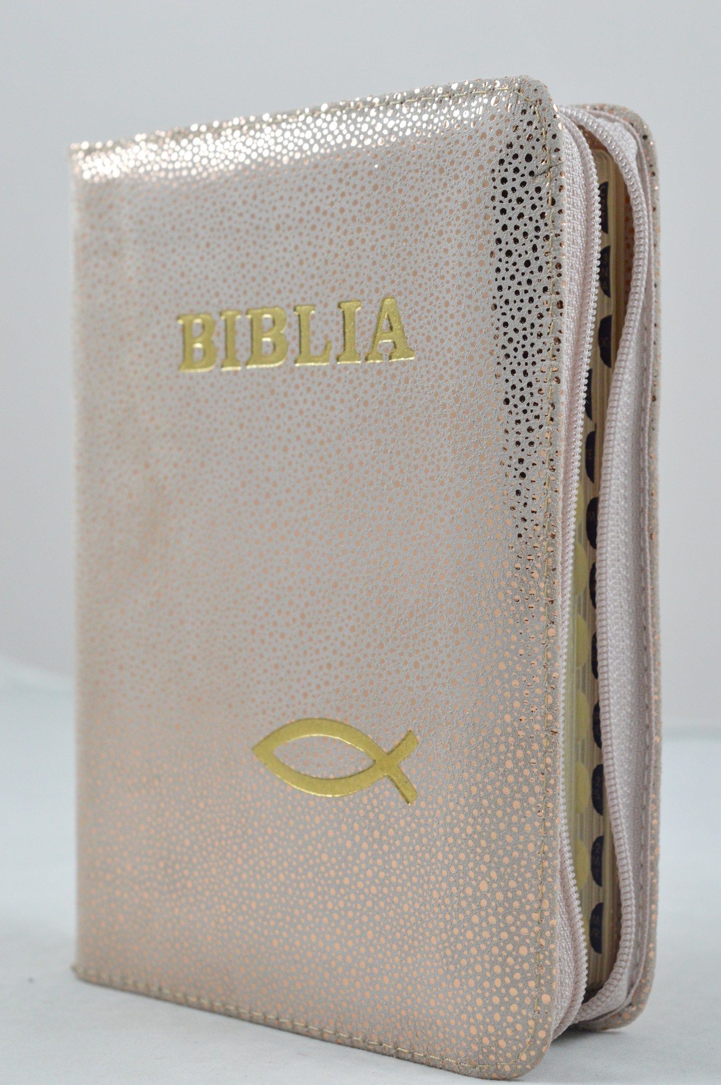 Biblia format mic, din piele, culoare roz pal cu imprimeu auriu, index, fermoar, margini argintii,simbolul peste, cuv. lui Isus in rosu [047 PFI]