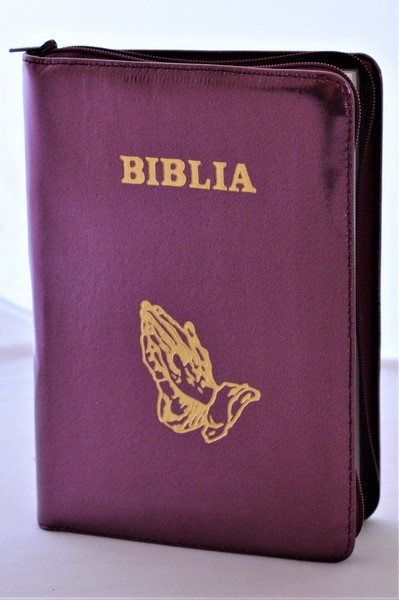 Biblia marime medie, piele, culoare mov, fermoar, cu maini in ruga, cuv. lui Isus cu rosu [053]