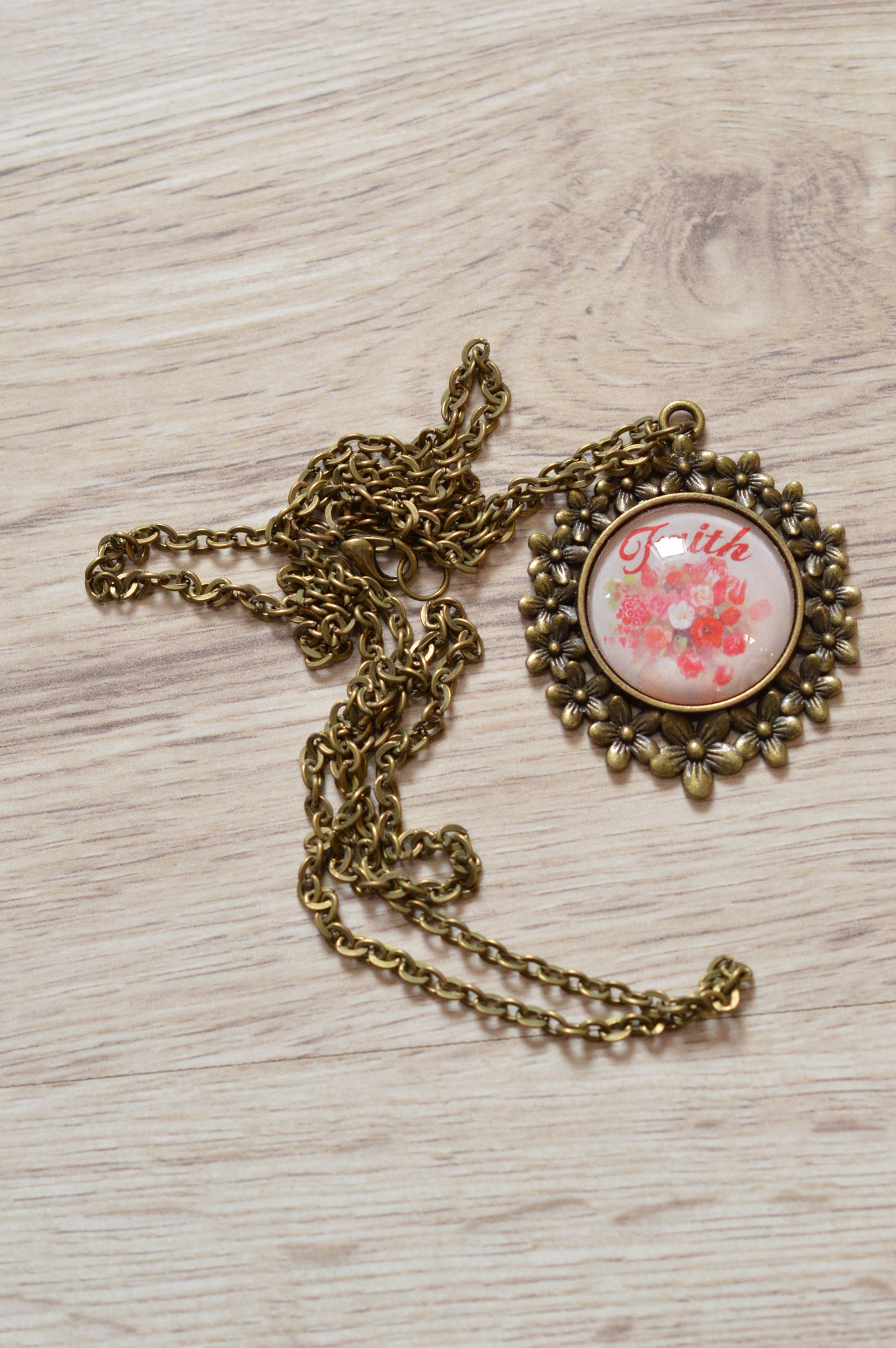 Pandantiv rotund Faith Pandantiv rotund Faith