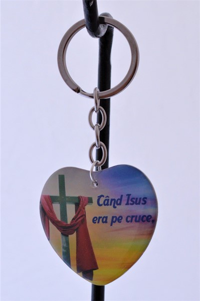 Breloc inima cu cruce metal si plastic- Cand Isus era pe cruce Breloc inima cu cruce metal si plastic- Cand Isus era pe cruce