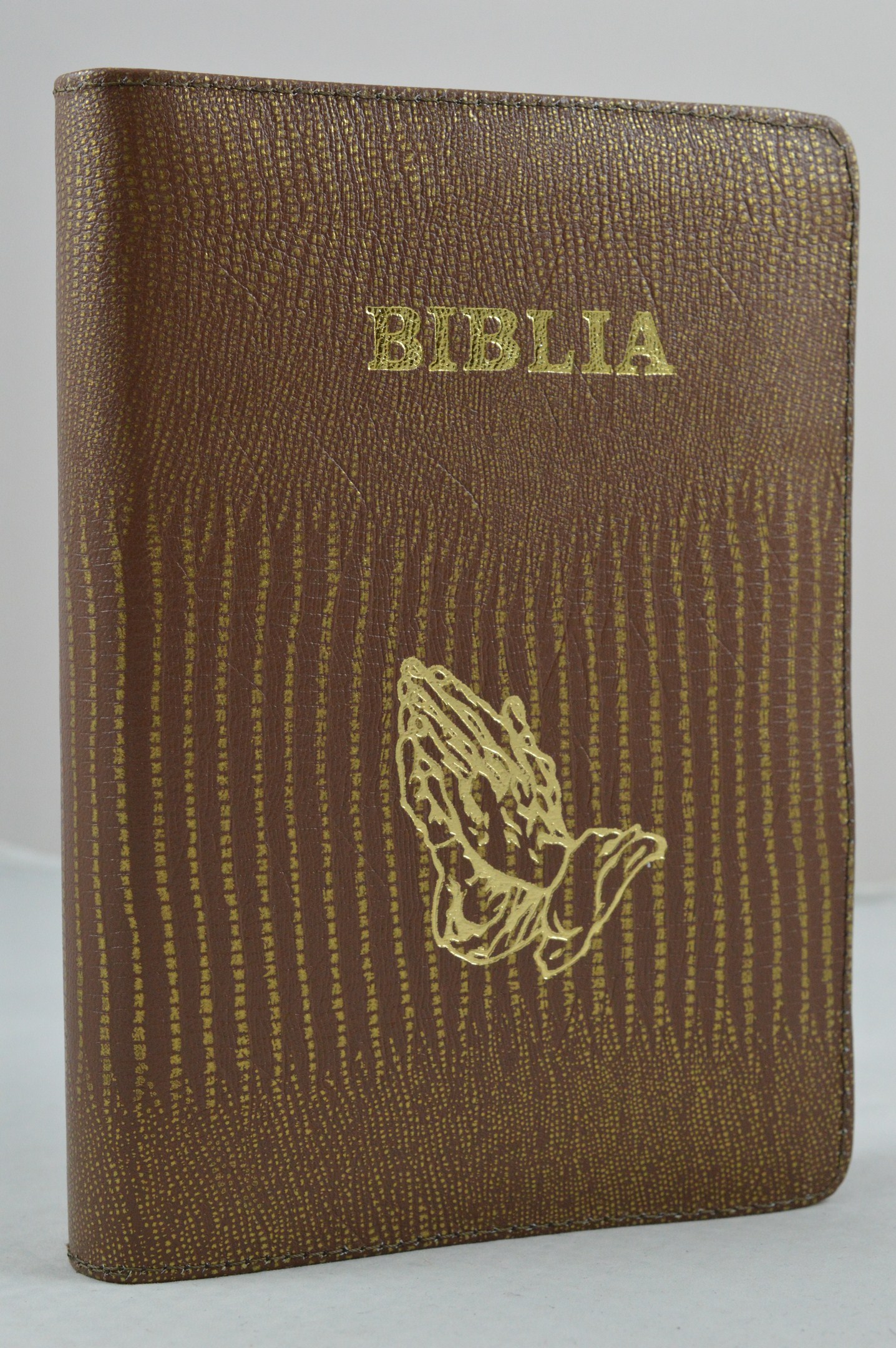 Biblia din piele, marime medie, maro auriu, fermoar, simbol maini in rugaciune, cuv. lui Isus cu rosu [053]