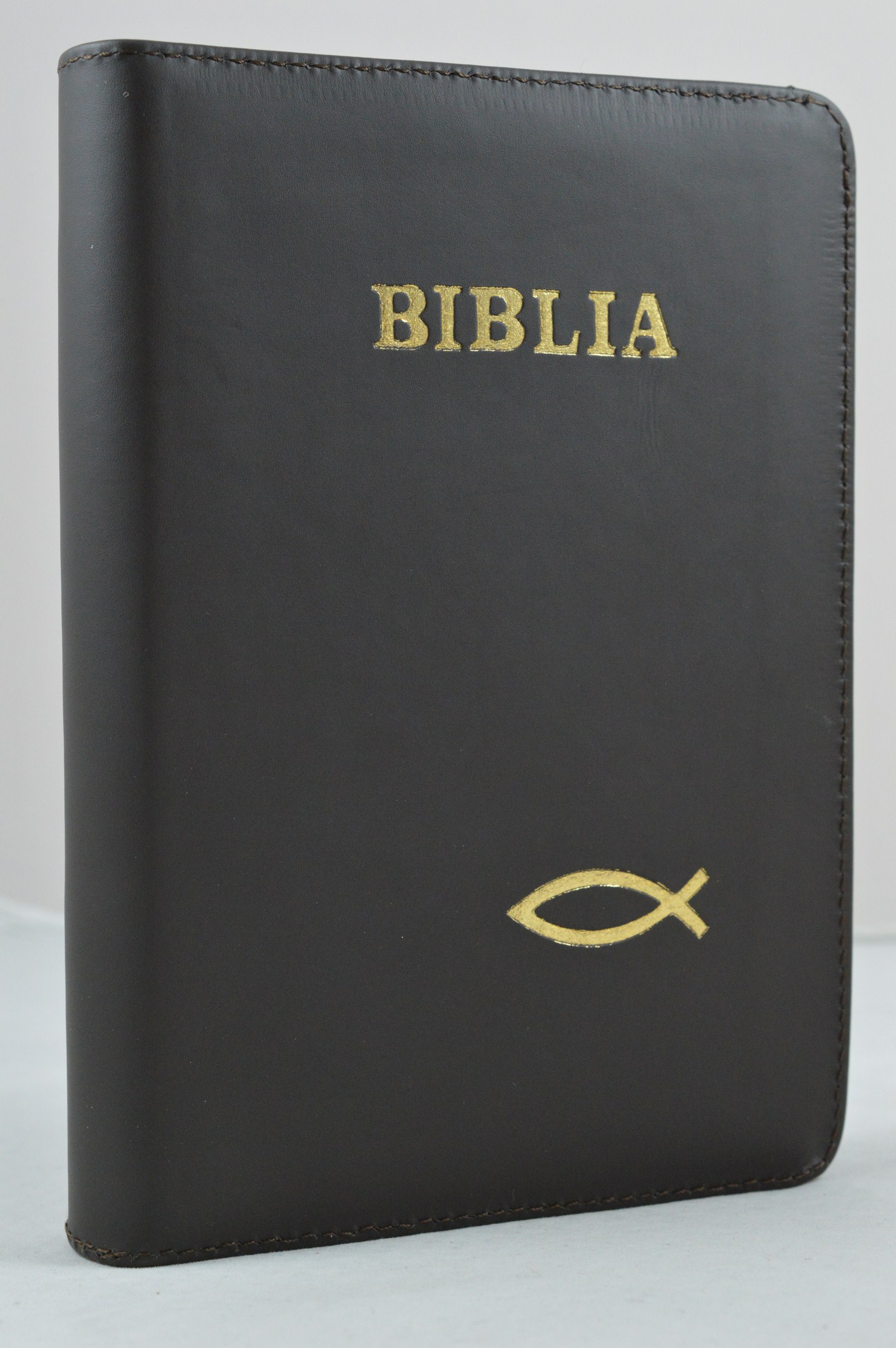 Biblia din piele, marime medie,  maro inchis, fermoar, simbol peste, cuv. lui Isus cu rosu [053]