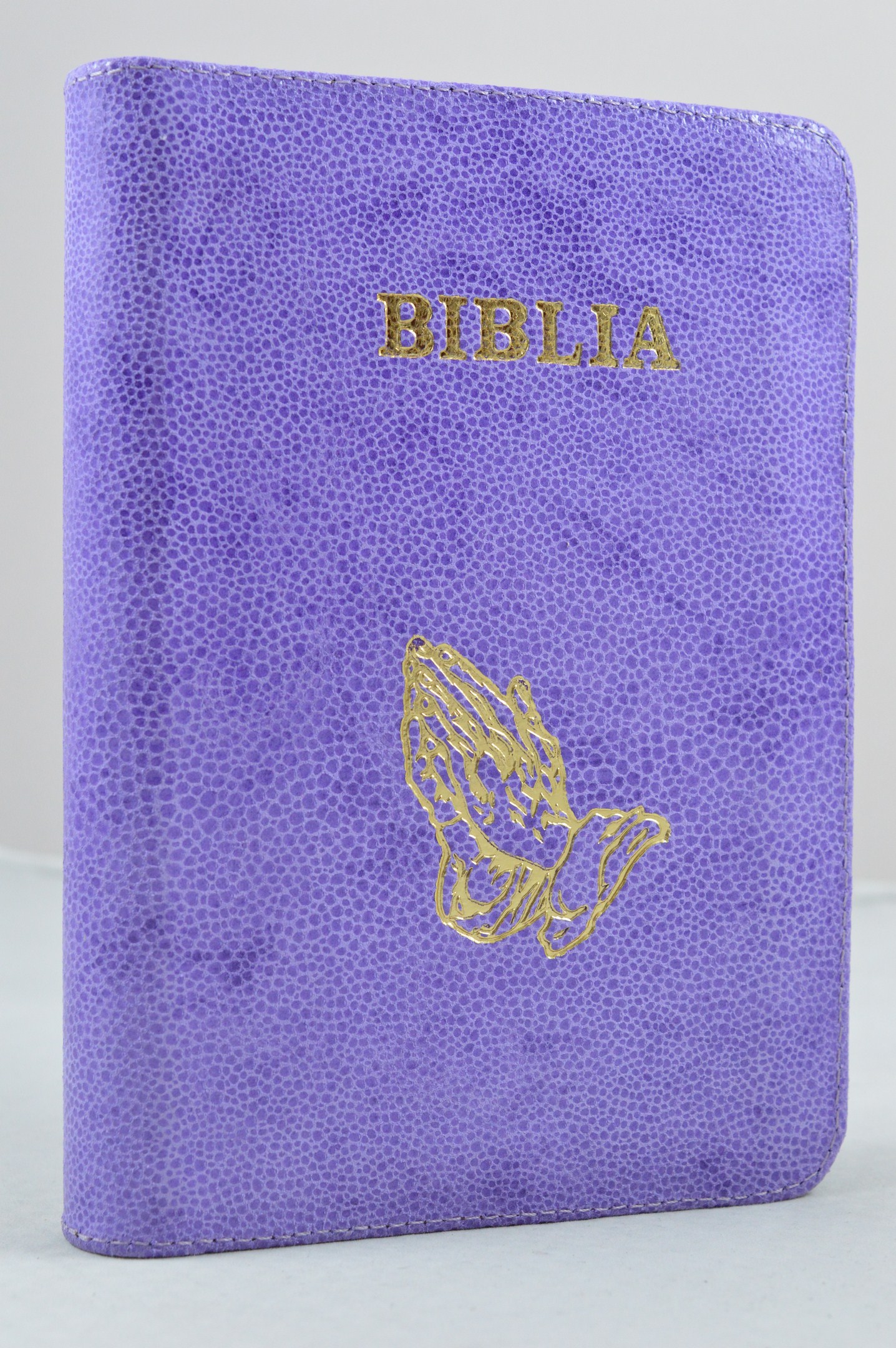 Biblia din piele, marime medie, mov, fermoar, simbol maini in rugaciune, cuv. lui Isus cu rosu [053]