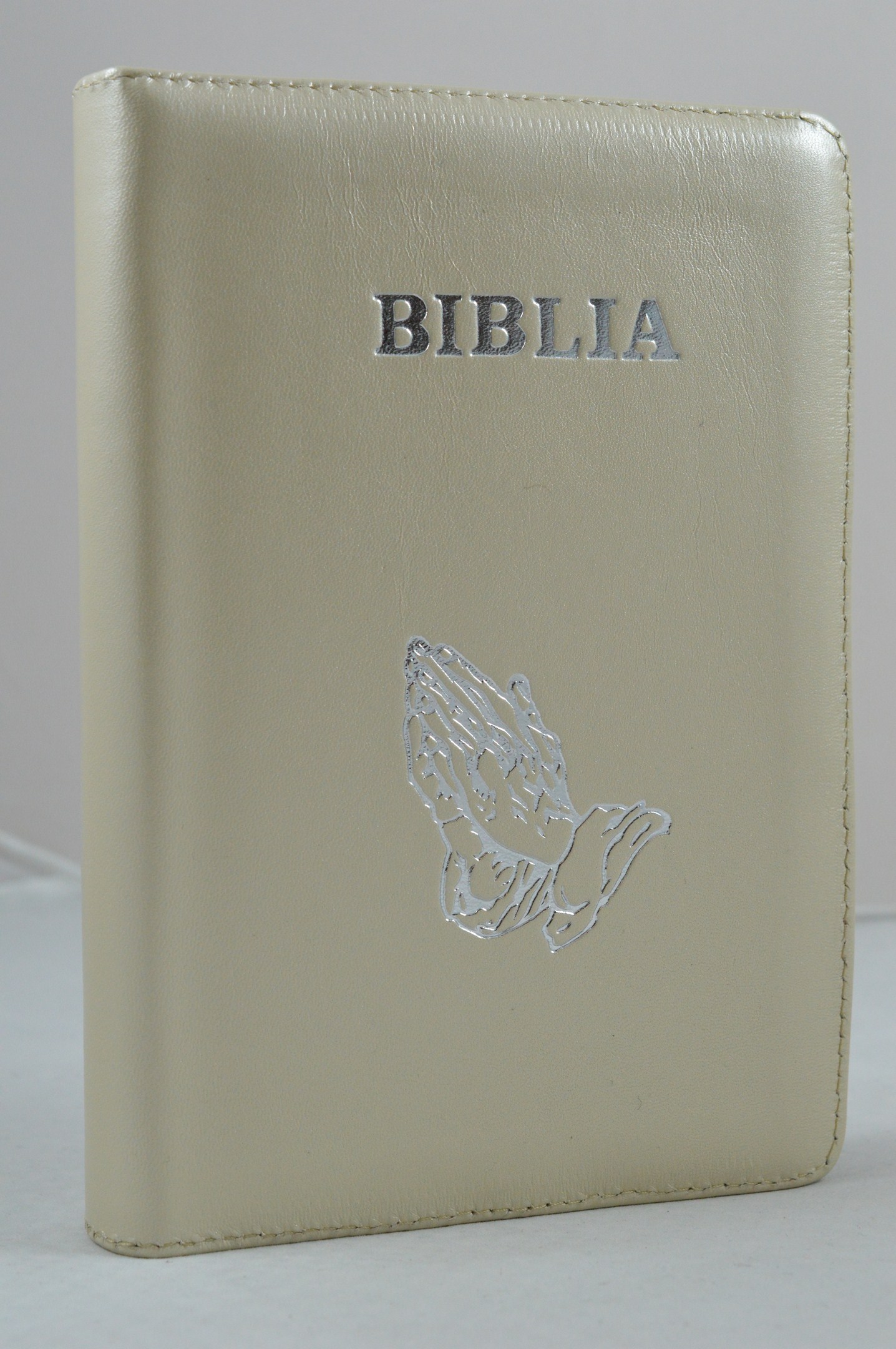 Biblia din piele, medie, bej, fermoar, argintata, maini in ruga cuv. lui Isus cu rosu [052]