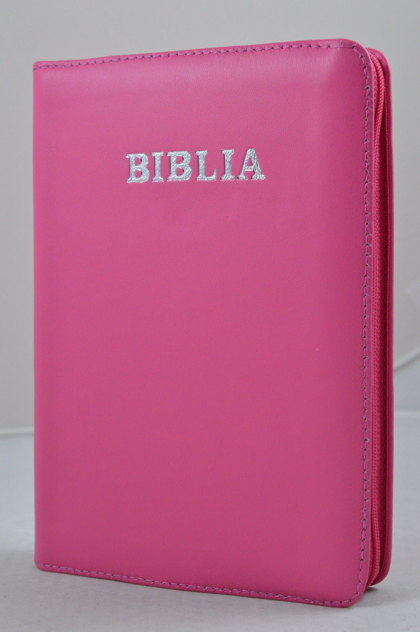 Biblia din piele, medie, roz bombon, fermoar, argintata, simpla cuv. lui Isus cu rosu [052]