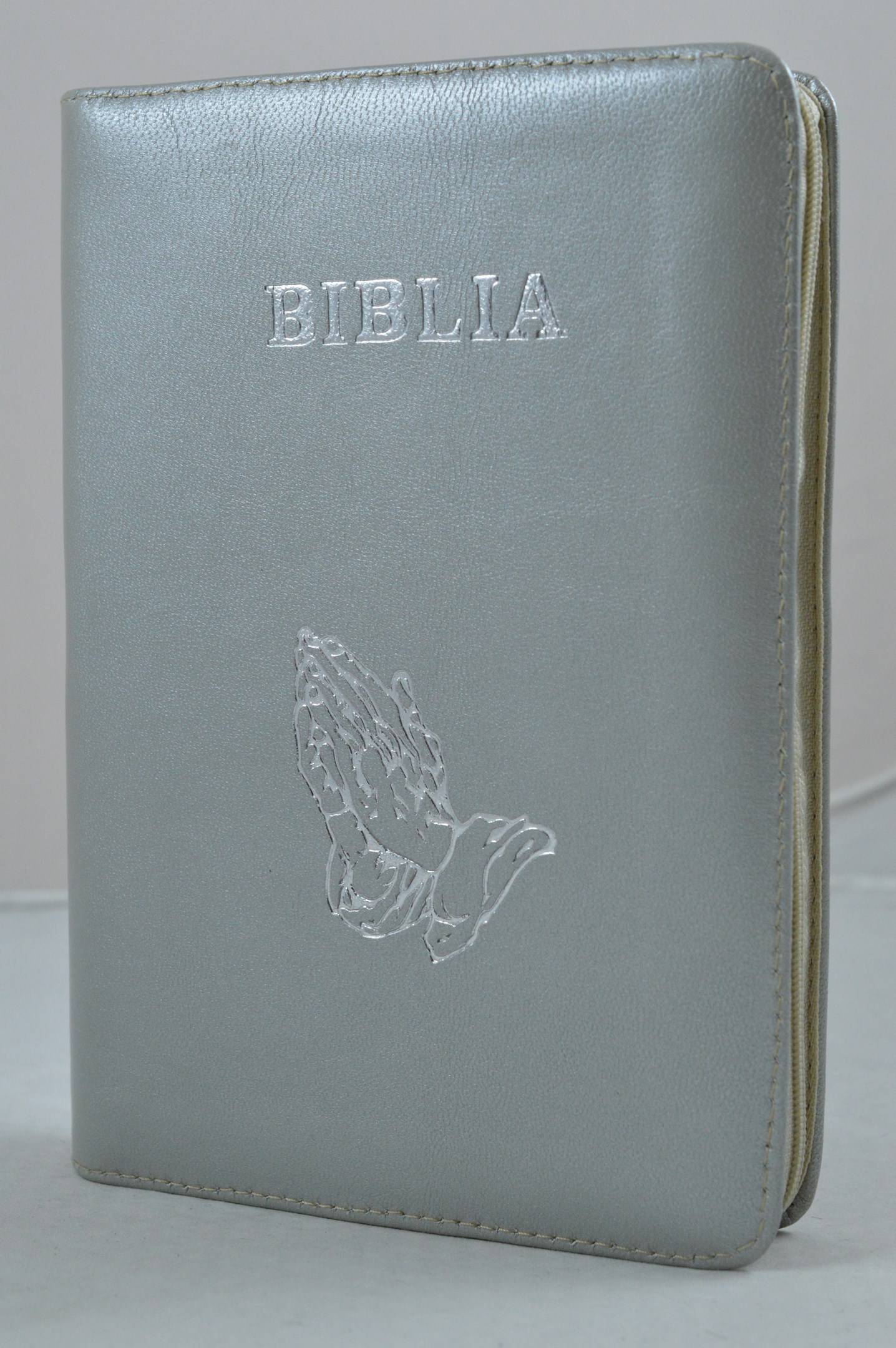 Biblia din piele, medie, gri, fermoar, argintata, maini in ruga cuv. lui Isus cu rosu [052]