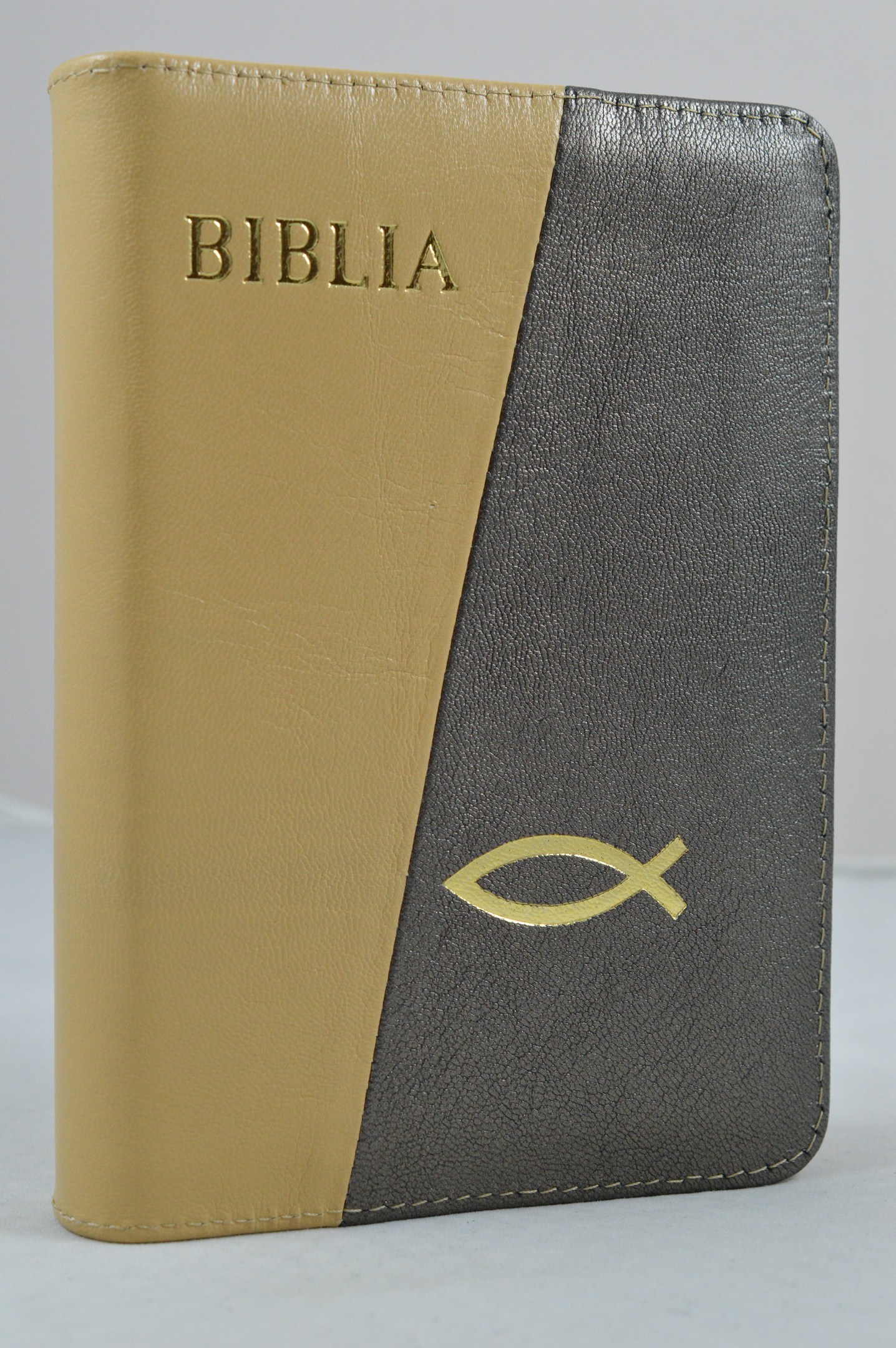 Biblie din piele, dimensiune, bej/gri , fermoar, simbol peste, cuv. lui Isus in rosu [043 A]