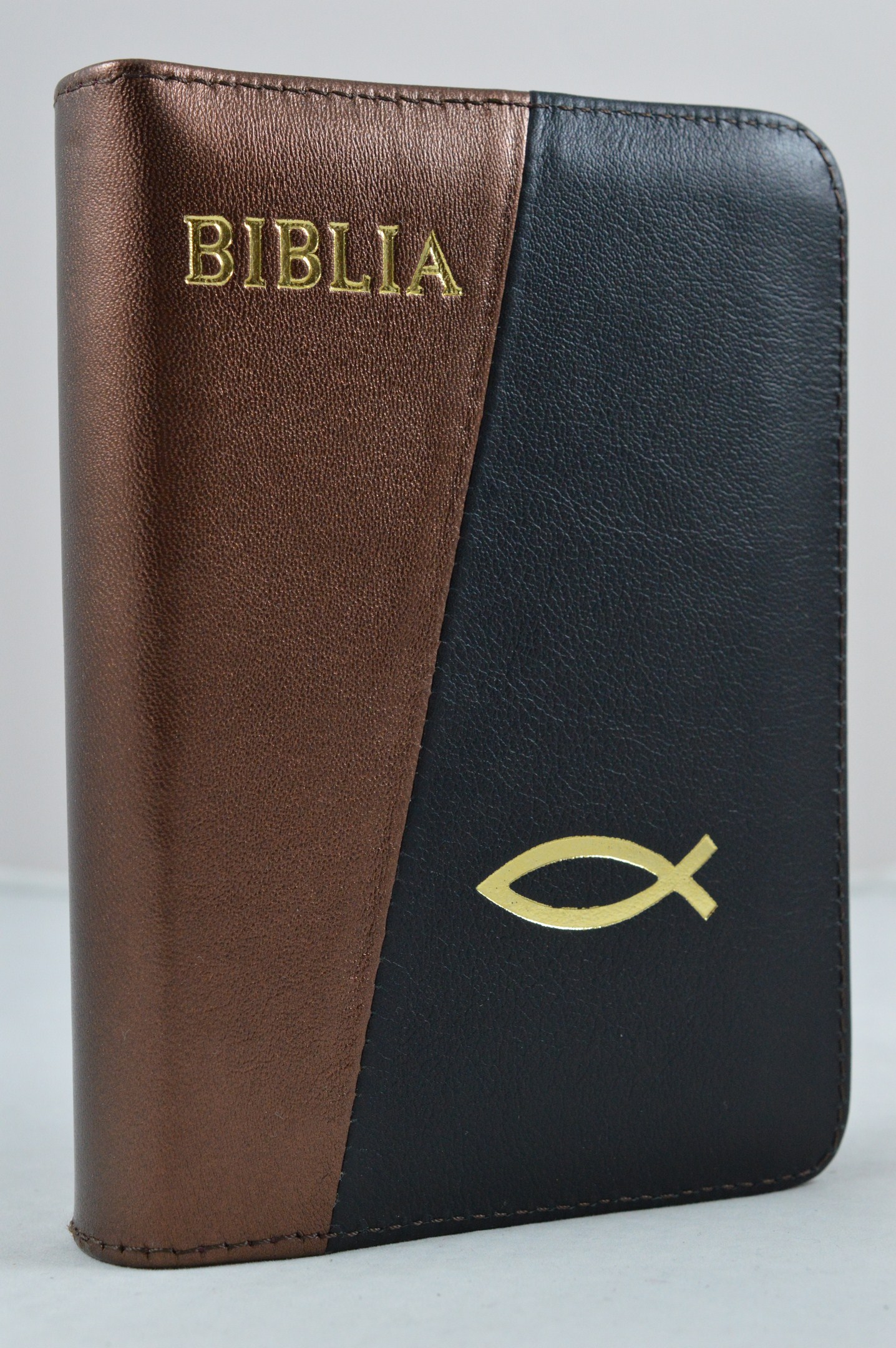 Biblie din piele, dimensiune,maro/negru , fermoar, simbol peste, cuv. lui Isus in rosu [043 A]