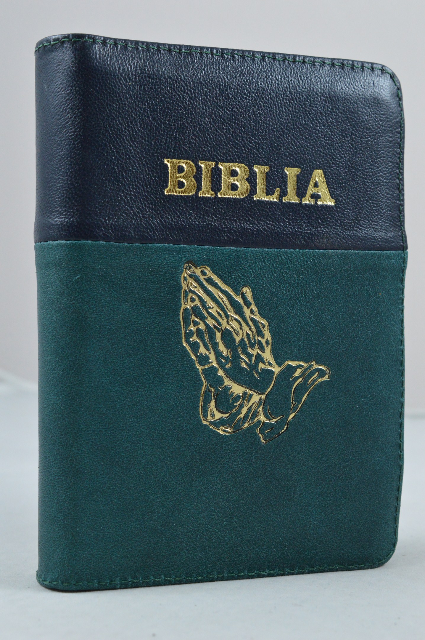 Biblie din piele, dimensiune mica, verde cu negru, fermoar, simbol maini in ruga , cuv. lui Isus in rosu [043 A]