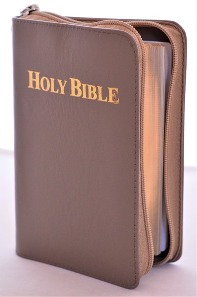 Biblia in lb. engleza, King James Version, mica, piele crem, aurita, fermoar, cuv. lui Isus cu rosu
