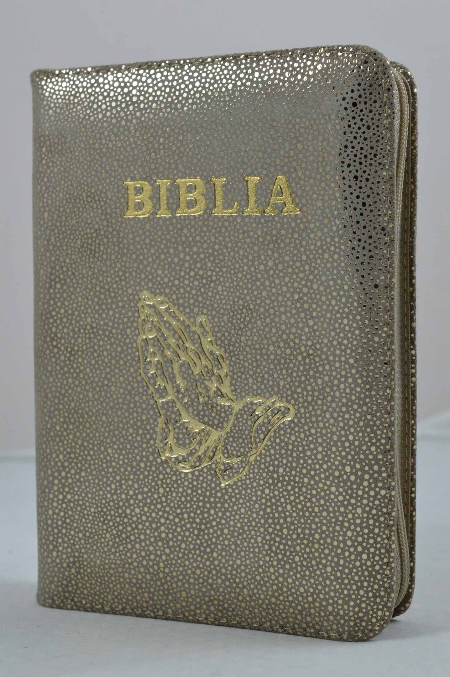 Biblie din piele, dimensiune mica, crem cu imprimeu auriu, fermoar, simbol maini in ruga , cuv. lui Isus in rosu [043 A]