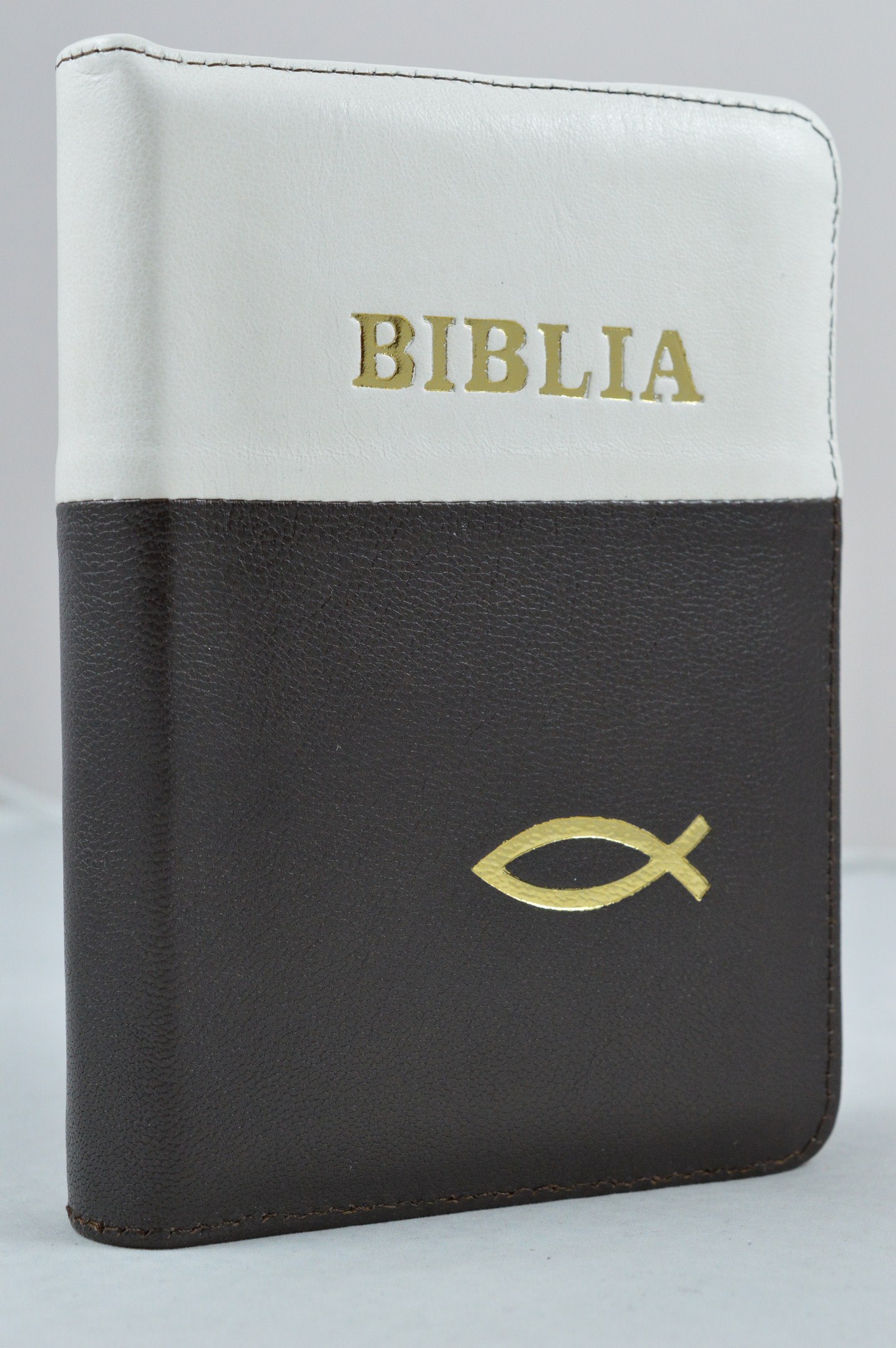Biblia format mic, din piele, culoare maro inchis cu crem, index, fermoar, margini aurii, cu peste, cuv. lui Isus in rosu [047 PFI]