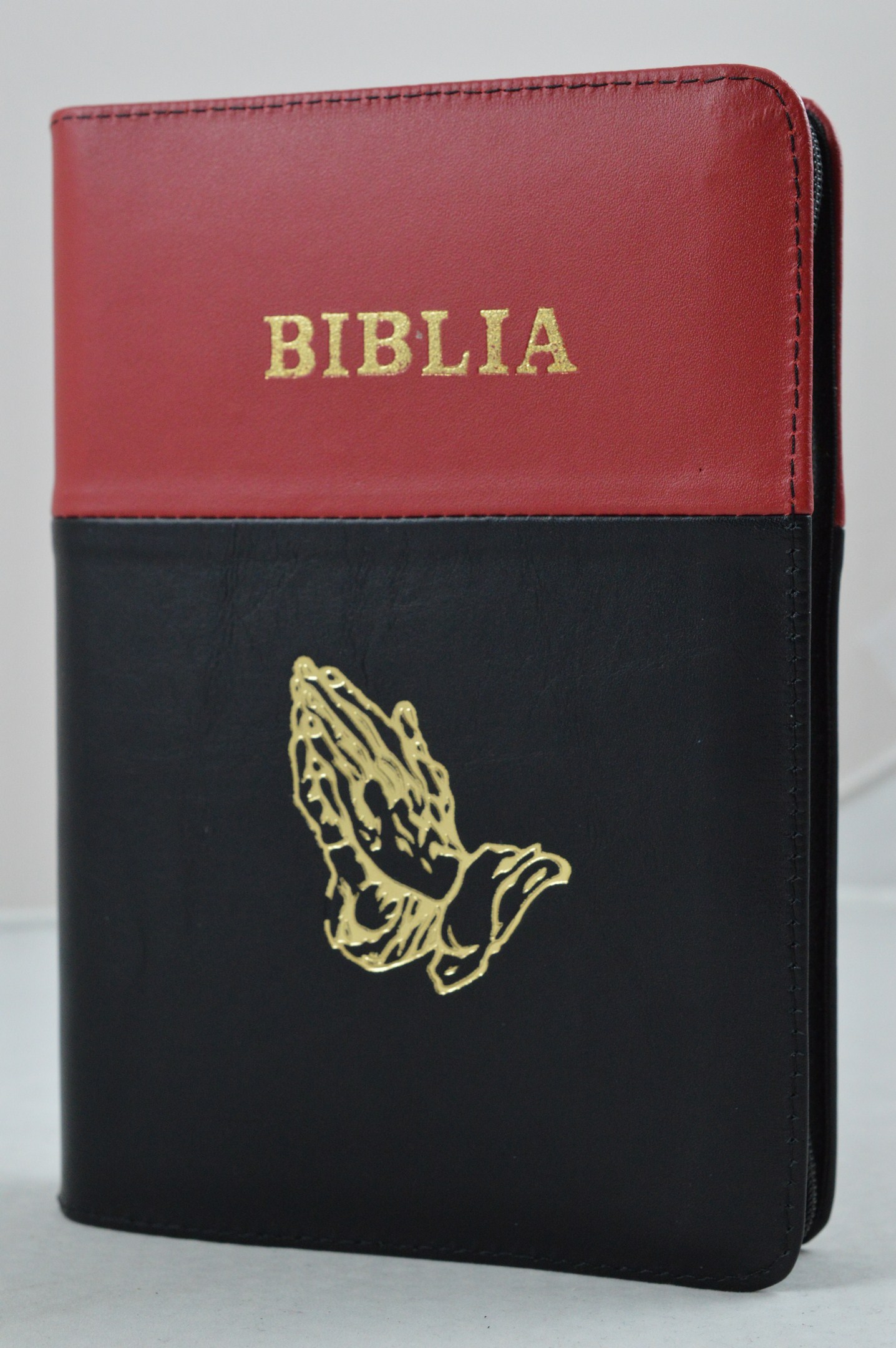 Biblia din piele, marime medie,  negru cu rosu , fermoar, simbol maini in ruga, cuv. lui Isus cu rosu [053]