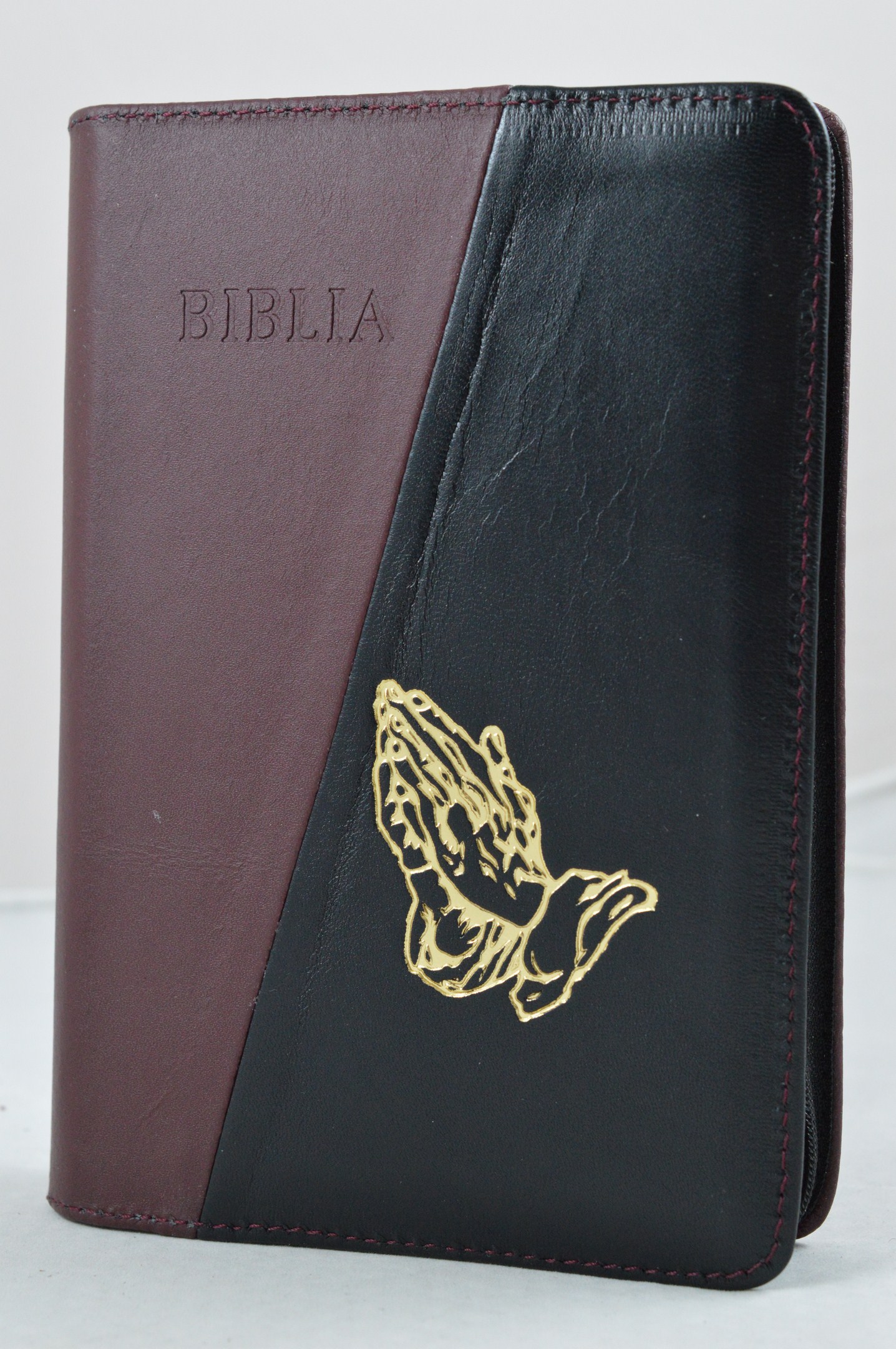Biblia din piele, marime medie, visiniu/negru, fermoar, simbol maini in ruga, cuv. lui Isus cu rosu [053]