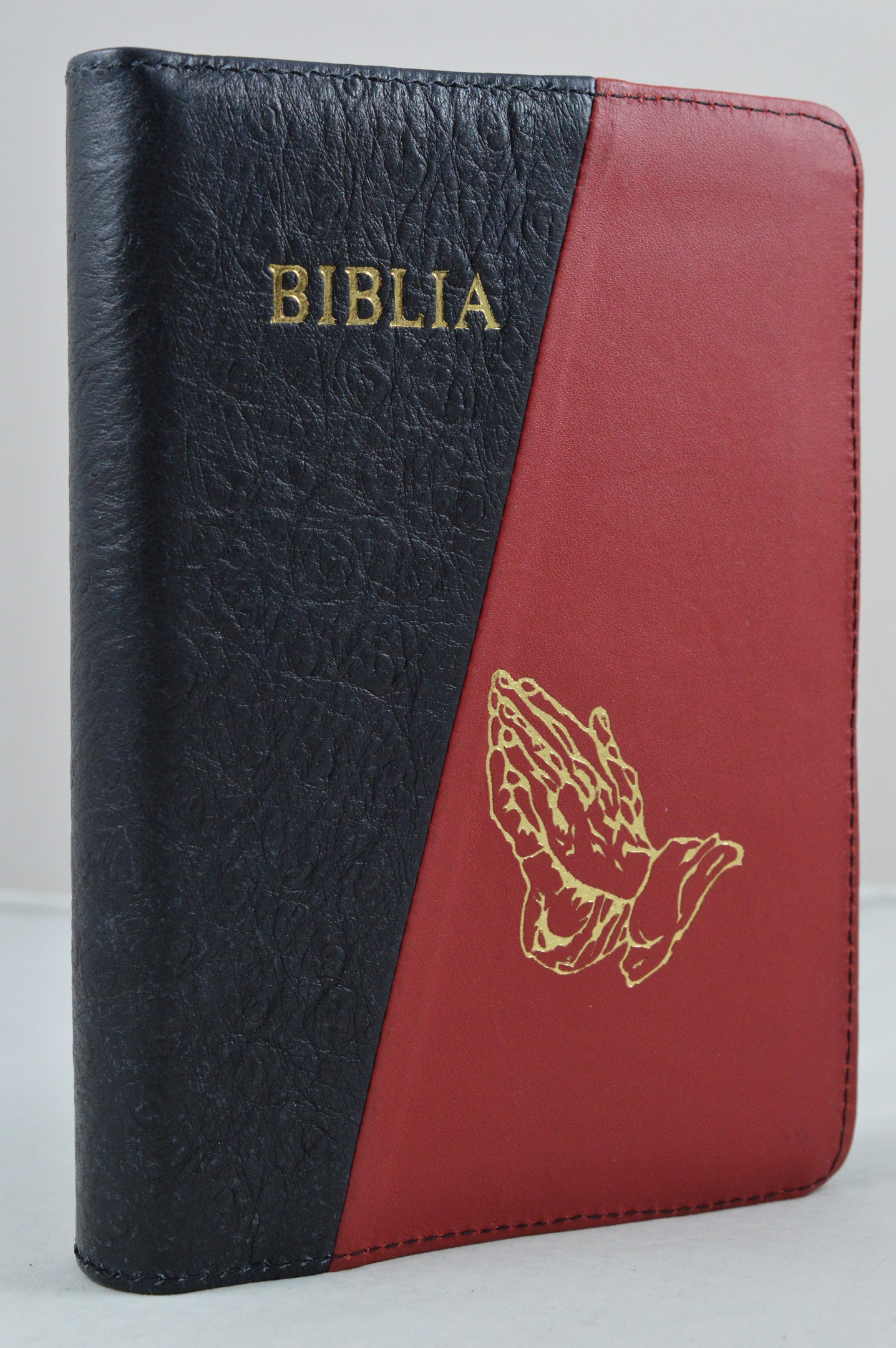 Biblia din piele, marime medie, negru/rosu, fermoar, simbol maini in ruga, cuv. lui Isus cu rosu [053]