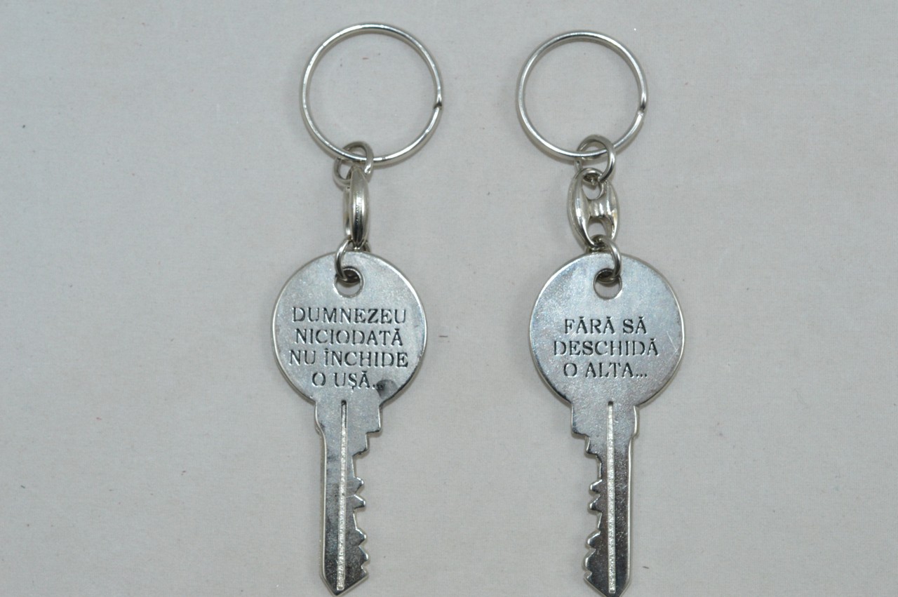 Brelocuri crestine fata/verso - Dumnezeu niciodata nu inchide o usa / Fara sa deschida o alta Brelocuri crestine fata/verso - Dumnezeu niciodata nu inchide o usa / Fara sa deschida o alta