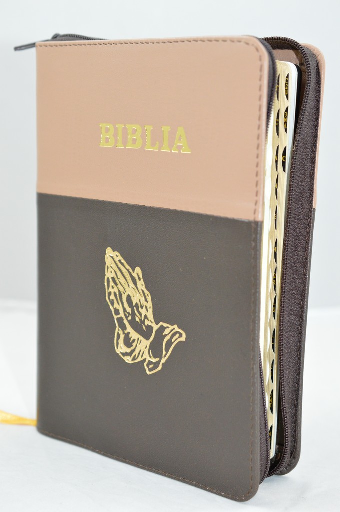 Biblie din piele, marime medie, culoare nuanta maro cu maro inchis , simbol maini in rugaciune, fermoar, index, margini aurii, [SB 057 PFI]