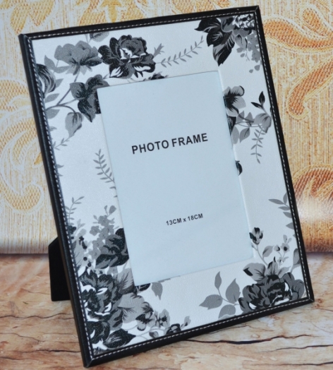 Rama foto - piele model floral (13x18 cm) Rama foto - piele model floral (13x18 cm)