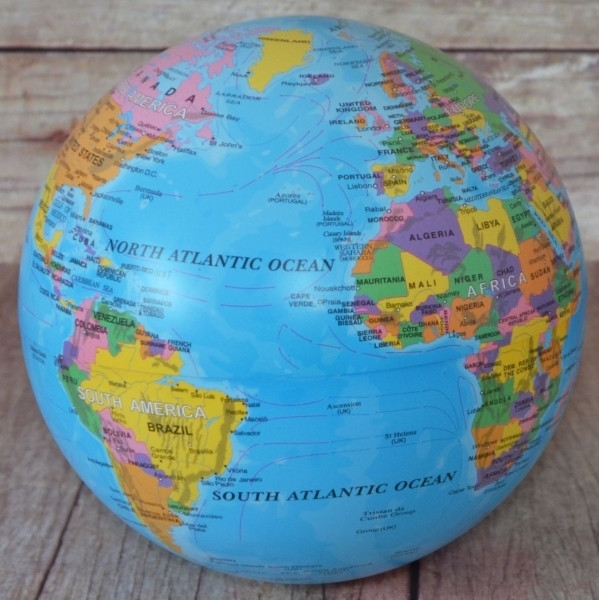 Glob cu harta politica a lumii, albastru (14x14 cm) Glob cu harta politica a lumii, albastru (14x14 cm)