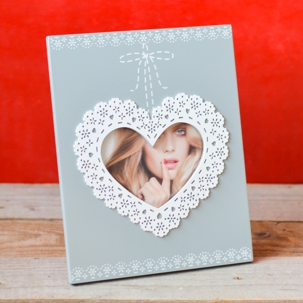 Rama foto lemn, poza forma de inima, gri (19x24 cm) Rama foto lemn, poza forma de inima, gri (19x24 cm)