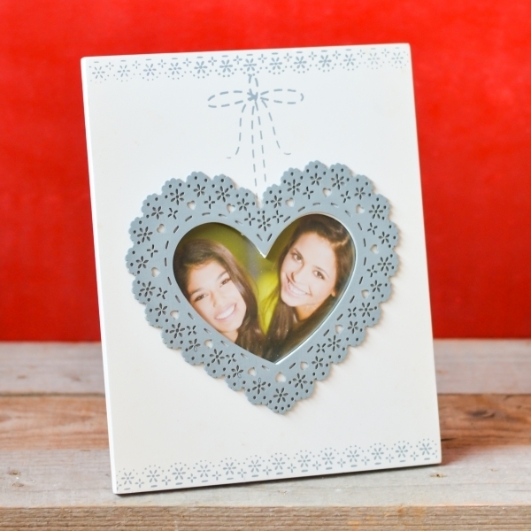 Rama foto lemn, poza forma de inima, alb (19x24 cm) Rama foto lemn, poza forma de inima, alb (19x24 cm)