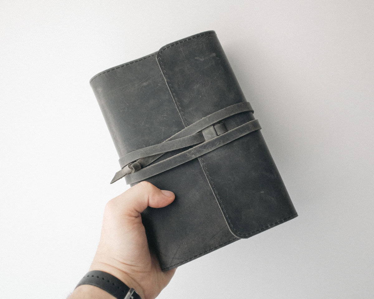 Husă pentru biblie, marime medie, piele autentica cu snur, neagra, prelucrata manual Husă pentru biblie, marime medie, piele autentica cu snur, neagra, prelucrata manual