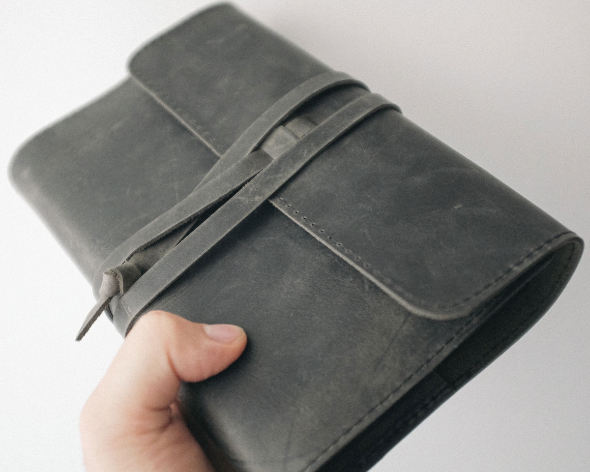 Biblia Handcraft, marime medie, coperta de piele autentica cu snur, neagra, prelucrata manual Biblia Handcraft, marime medie, coperta de piele autentica cu snur, neagra, prelucrata manual