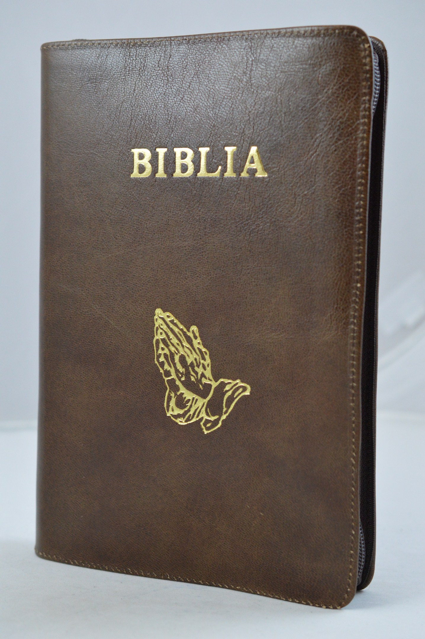 Biblia traducere Fidela, marime mare, piele, coperta maro inchis, fermoar, margini aurii (editia 3) Biblia traducere Fidela, marime mare, piele, coperta maro inchis, fermoar, margini aurii (editia 3)