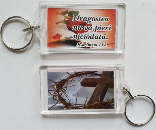 Breloc cu verset biblic fata/verso - Dragostea nu va pieri niciodata Breloc cu verset biblic fata/verso - Dragostea nu va pieri niciodata