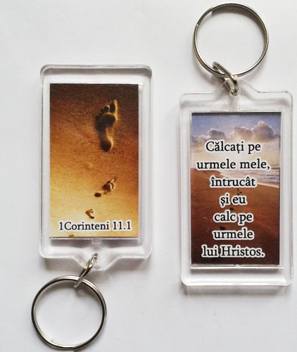Breloc cu text biblic fata/verso - 1 Corinteni 11:1/Calcati pe urmele mele Breloc cu text biblic fata/verso - 1 Corinteni 11:1/Calcati pe urmele mele